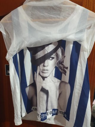 Blusa con estampado de mujer y rayas