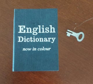 Salvadanaio a forma di dizionario