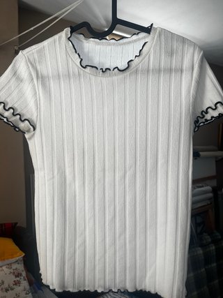 Camiseta Zara blanca con ribete negro
