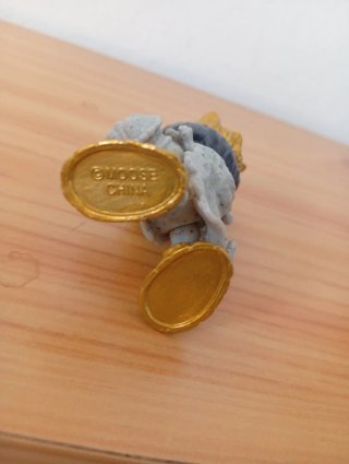 Figura esqueleto rey dorado