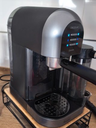 Cafetera Cecotec Cumbia Negra Incluye portacapsula
