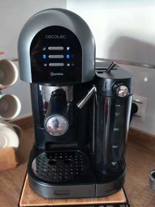 Cafetera Cecotec Cumbia Negra Incluye portacapsula