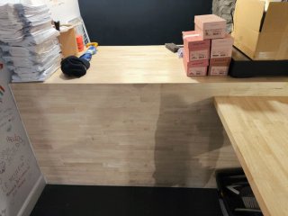 Dos tablas de madera de mostrador y un escritorio