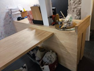 Dos tablas de madera de mostrador y un escritorio