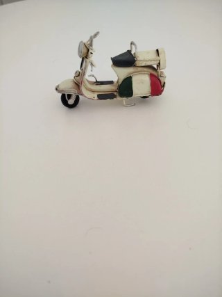 Moto Vespa decorativa de metal vintage