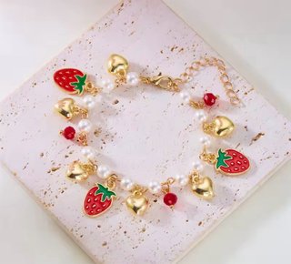 Pulsera fresas y perlas doradas
