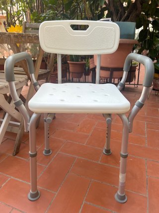 Silla de ducha con asas y respaldo