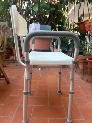 Silla de ducha con asas y respaldo