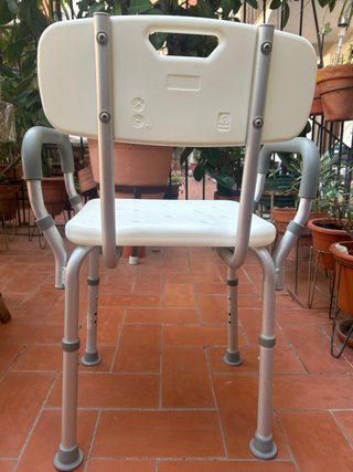 Silla de ducha con asas y respaldo