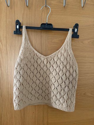 Top corto de ganchillo beige