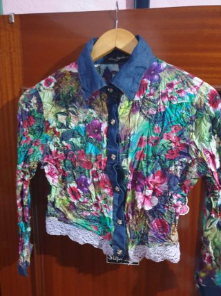 Camisa floral con encaje