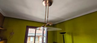 Lámpara dorada con plataforma de cristal