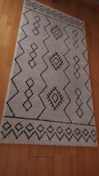 Alfombra beige y negra con diseño geométrico