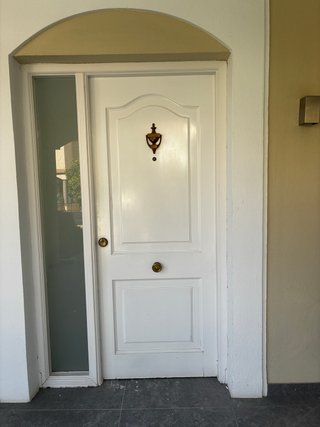 Puerta de entrada blanca