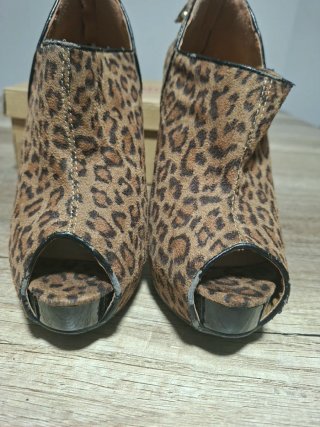 Botines leopardo peep toe tacón