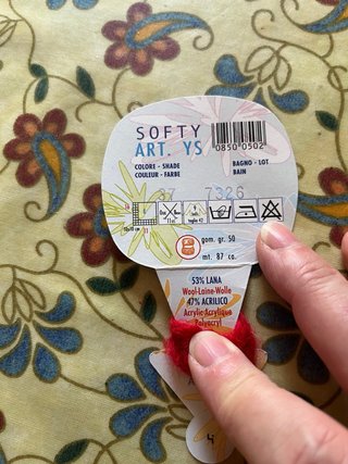 Berretto di lana rosso fatto a mano