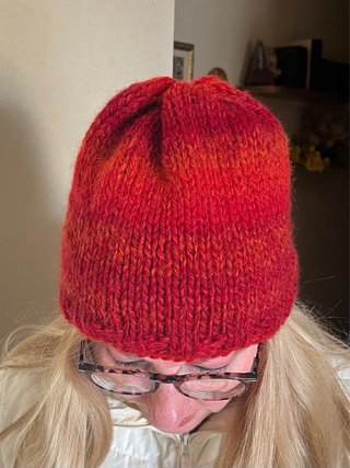 Berretto di lana rosso fatto a mano