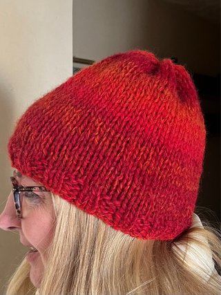 Berretto di lana rosso fatto a mano