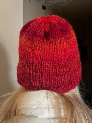 Berretto di lana rosso fatto a mano