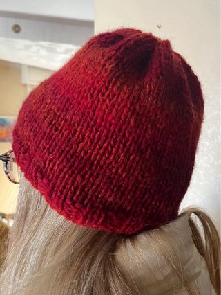 Berretto di lana rosso fatto a mano