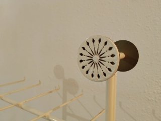 Perchero de pie blanco