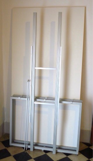 Mesa con Estructura de Aluminio y Tablero Blanco