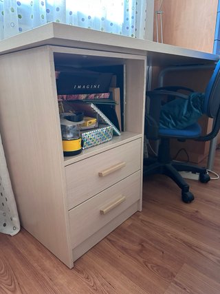 Mesa escritorio con cajonera.