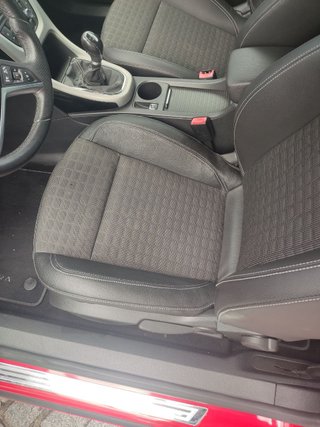 Opel Astra J GTC con llantas de 20"