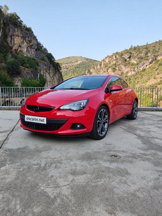 Opel Astra J GTC con llantas de 20"