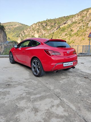 Opel Astra J GTC con llantas de 20"