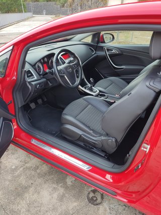 Opel Astra J GTC con llantas de 20"
