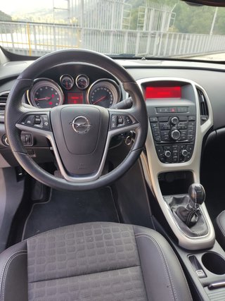 Opel Astra J GTC con llantas de 20"