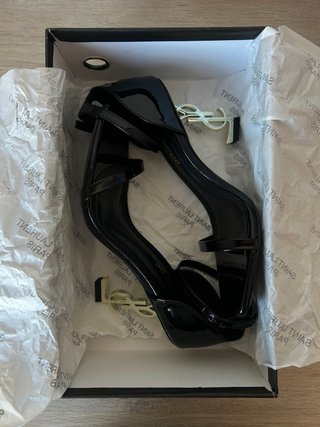 Zapatos YSL tacón oro negro