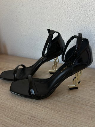 Zapatos YSL tacón oro negro