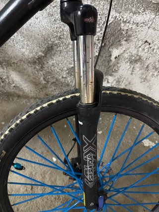 Bicicleta de Montaña Negra y Azul