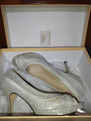 Zapatos de tacón plateados