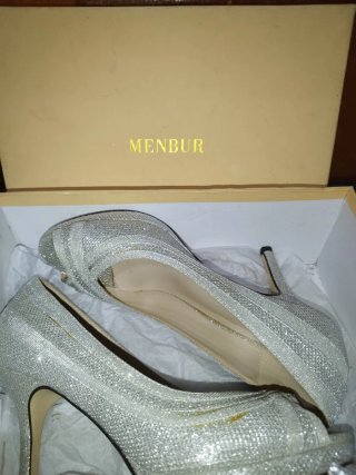 Zapatos de tacón plateados