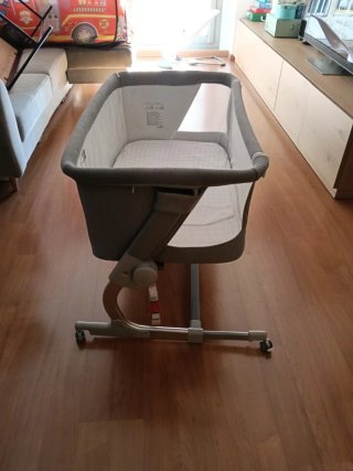 Cuna de bebé gris