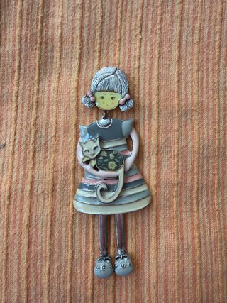 Broche muñeca latón con gatito