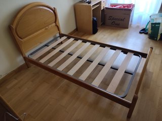 Cama individual de madera con somier