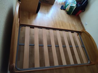Cama individual de madera con somier