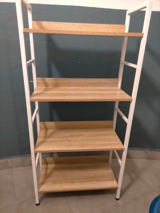 Estantería de madera y metal