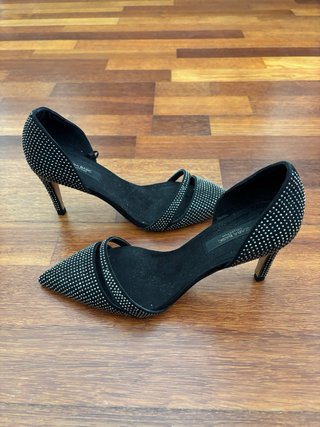 Zapatos de tacón negros con pedrería