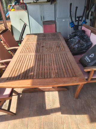 Mesa y sillas de madera para jardín