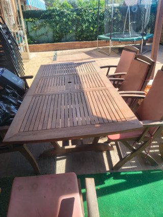 Mesa y sillas de madera para jardín