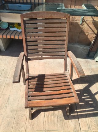 Mesa y sillas de madera para jardín