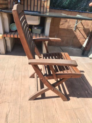 Mesa y sillas de madera para jardín