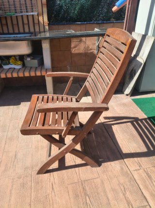 Mesa y sillas de madera para jardín