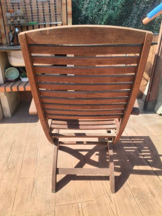 Mesa y sillas de madera para jardín