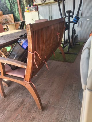 Mesa y sillas de madera para jardín